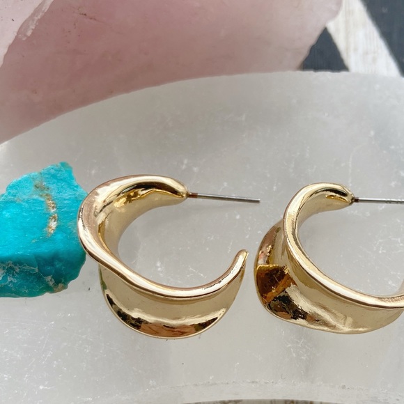90’s. CHUNKY GOLD SMALL HOOPS EARRINGS - Picture 2 of 3